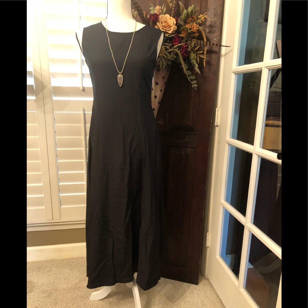 Solid Black Ladies Dress by Daysie.